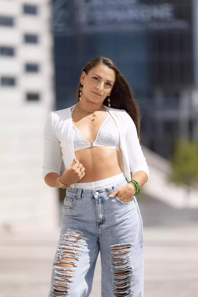 Bordeaux Dance Crew, École de Danse Kizomba Semba Urbankiz Afro Reggaeton Bachata Tarraxo Heels Dancehall Free mouvement Konpa - Photo Em Gyal 2026